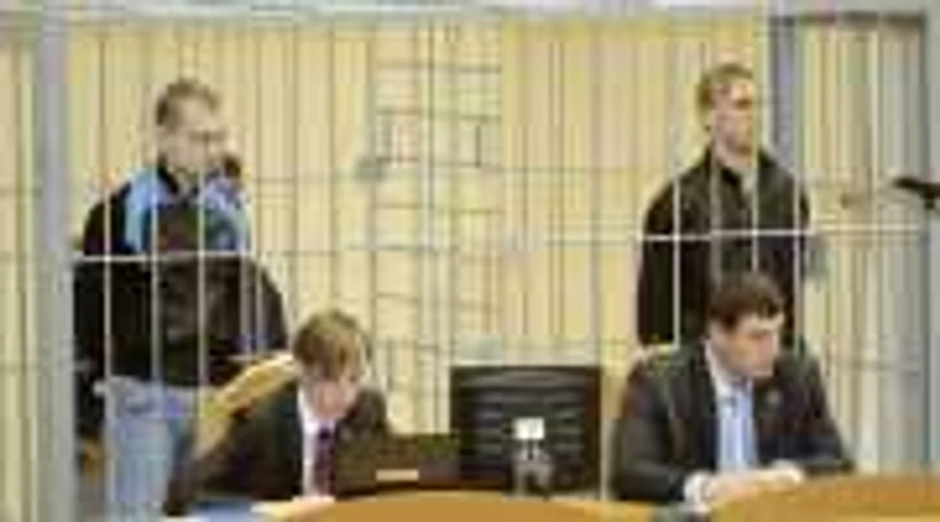 FOTO REUTERS: Inculpaţii Dmitri Konovalov şi Vladislav Kovalev 