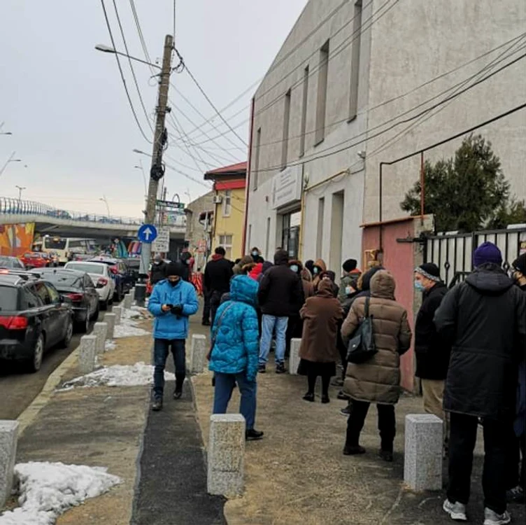 
    Oamenii așteaptă la coadă ca să fie vaccinațiFotografii: Ciprian Ciucu/Facebook  