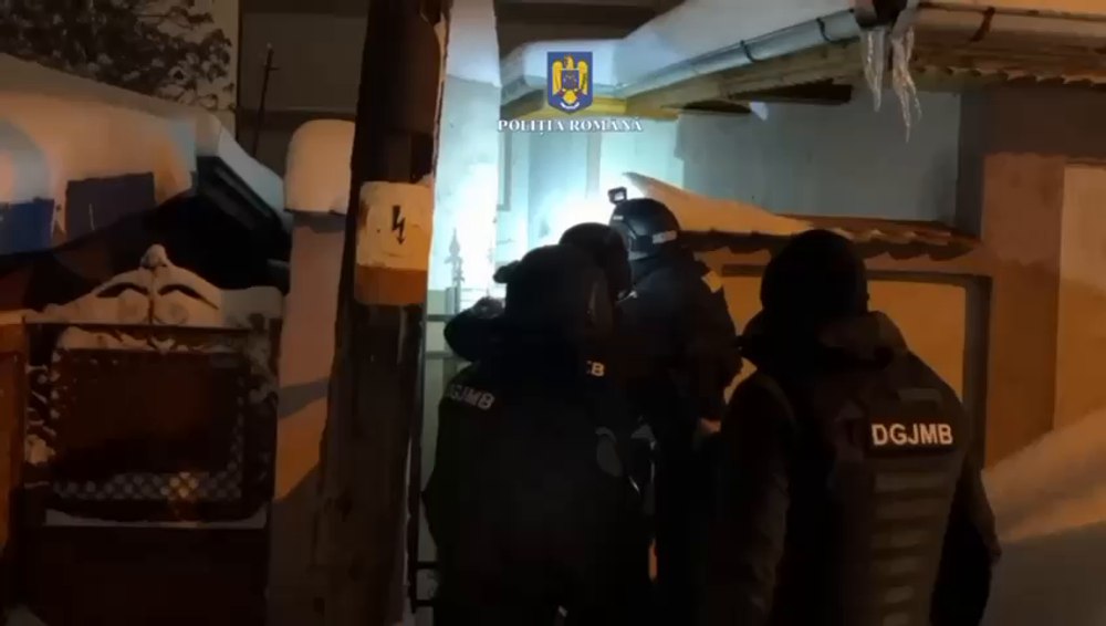 Momentul în care influencerul lui Călin Georgescu este imobilizat și arestat de mascați. L-a amenințat cu moartea pe președintele interimar Ilie Bolojan