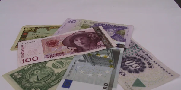 Valutistii stau cu frica in san de teama sa nu fie linsati de grupurile infractionale