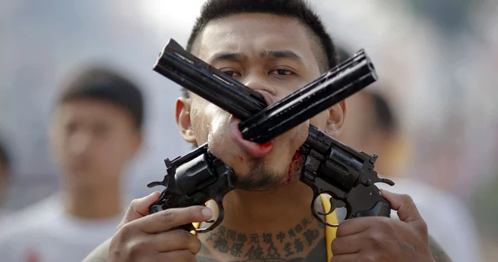 Durere în numele credinţei, la Altarul Bang Neow din oraşul thailandez Phuket  FOTO: Reuters