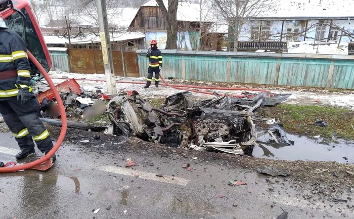 O mașină a ars complet în urma unui impact cu o cisternă. Sursă foto: DSU