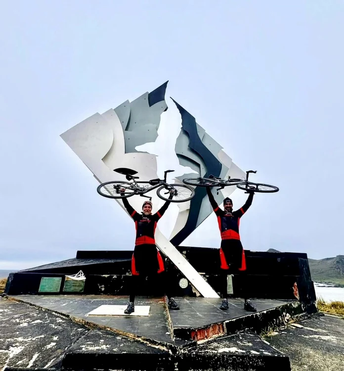Gabriel Bota și Rudolf Nyari la monumentul Albatros, pe insula Capul Horn. FOTO: Arhivă personală