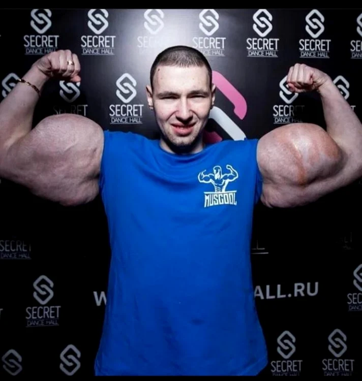 Kirill a început să îşi mărească braţele pe când avea 20 de ani (Foto: Instagram).