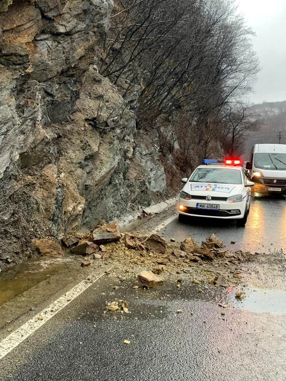 Căderi de pietre pe Valea Oltului - DN7 - în afara localităţii Boiţa - Sibiu Foto Adevărul