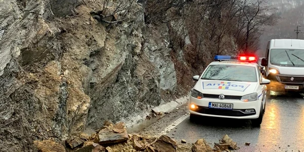 Căderi de pietre pe Valea Oltului - DN7 - în afara localităţii Boiţa - Sibiu Foto Adevărul