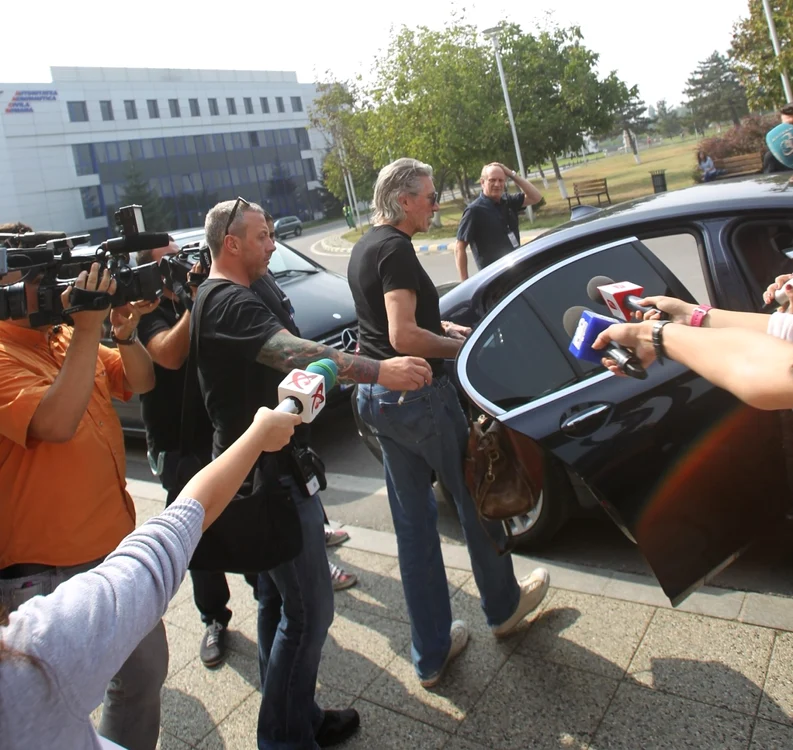 Roger Waters la aeroport FOTO Adevarul