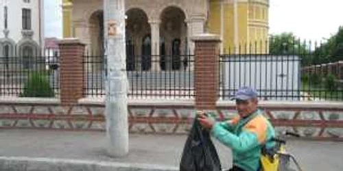 Cerşetorii au primit pachete cu mâncare