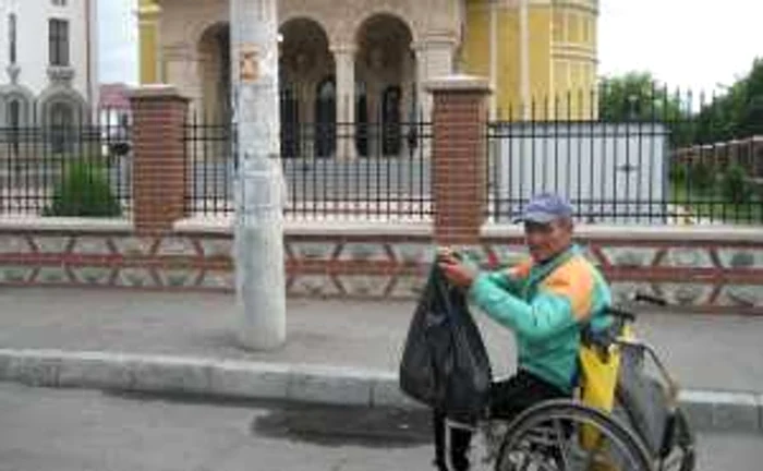 Cerşetorii au primit pachete cu mâncare