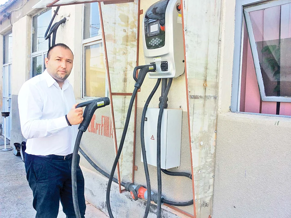 Viceprimarul Raul Petrescu ne arată sistemul cu care este încărcat autobuzul electric