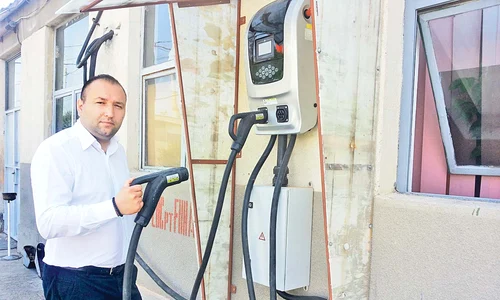 Viceprimarul Raul Petrescu ne arată sistemul cu care este încărcat autobuzul electric jpeg