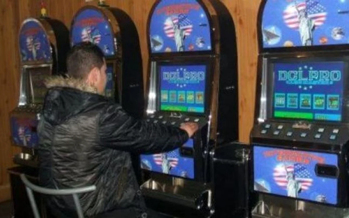 Deputaţii au decis că primăriile nu sunt în drept să stabilească taxe mai mari pentru cazinouri şi păcănele