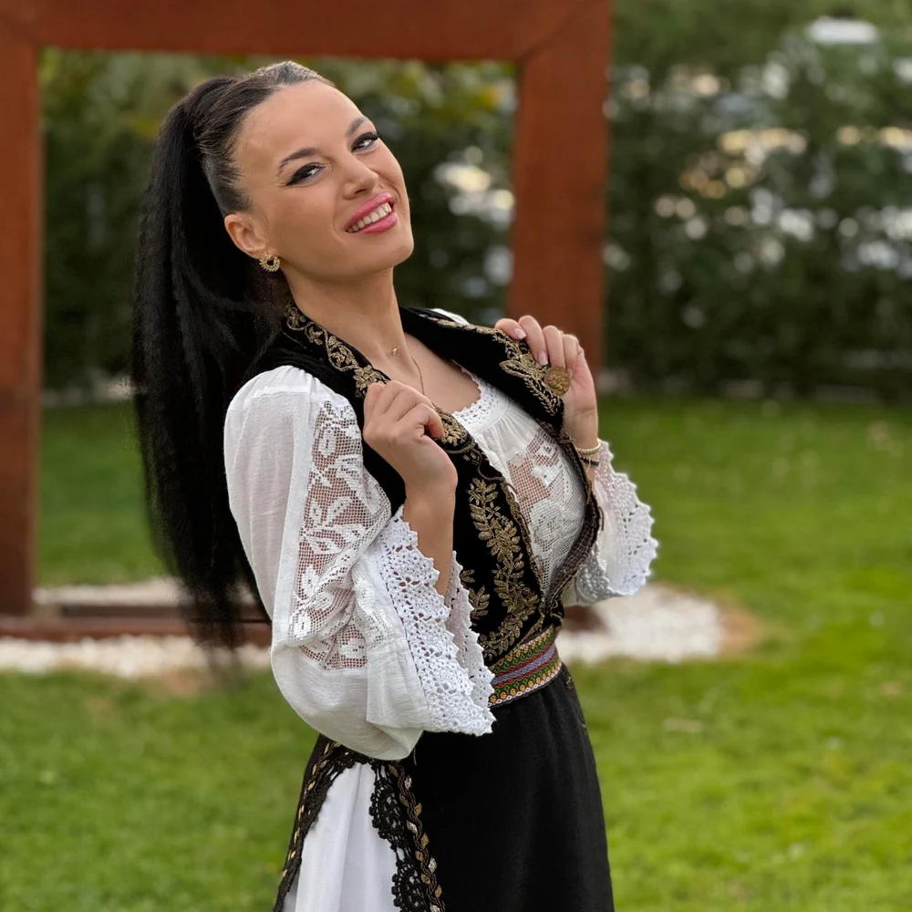 O cântăreaţă de muzică populară și soțul ei, prinși la furat într-un hypermarket. Artista recunoaște, dar are o explicație