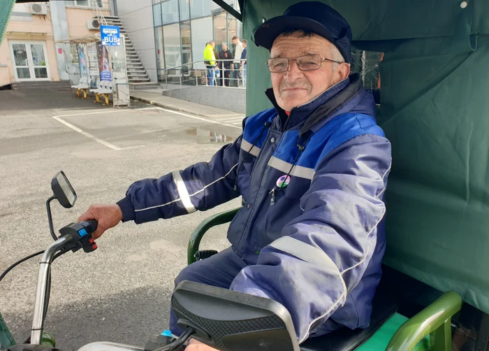 Moșu' folosește un Tuk Tuk pentru transportul gunoaielor din aeroport FOTO Daniel Dancea