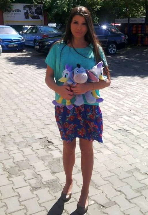 Elena le-a adus copiilor jucarii