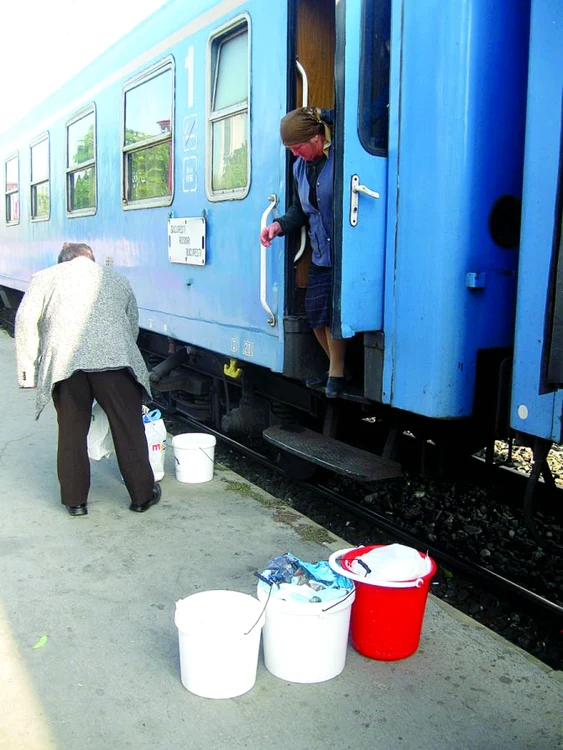 
    ORA 9.20. Tanti Oneta ajunge în gara  Basarab cu  trenul Roşiori  Nord-Bucureşti  