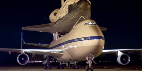 Discovery montată pe avionul Boeing 747
