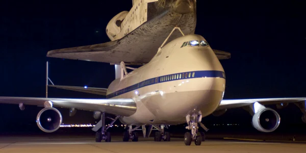 Discovery montată pe avionul Boeing 747