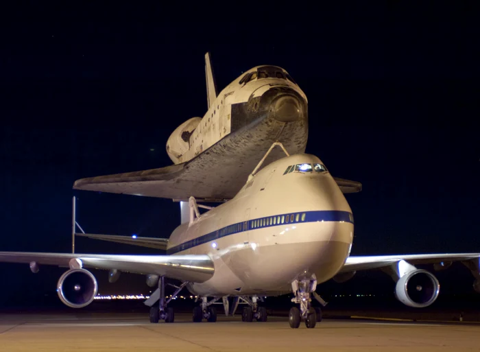 Discovery montată pe avionul Boeing 747