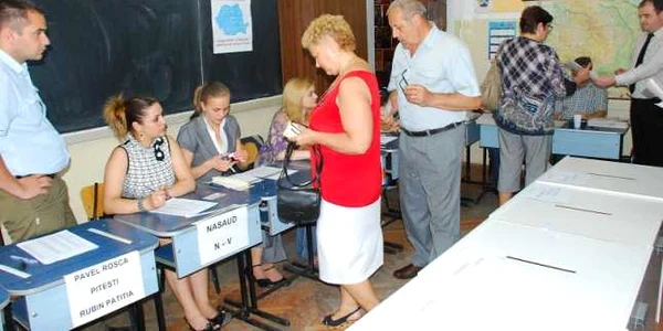 Oamenii pot vota până la ora 23.00