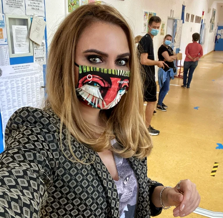 Adina Buzatu a purtat o mască achiziționată, ca și Gabriela Firea, de la Art Safari