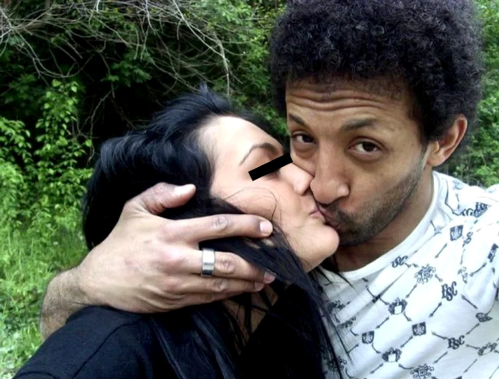 
    Corina Caciuc, sărut pasional cu Kamarafoto: strictsecret.ro  
