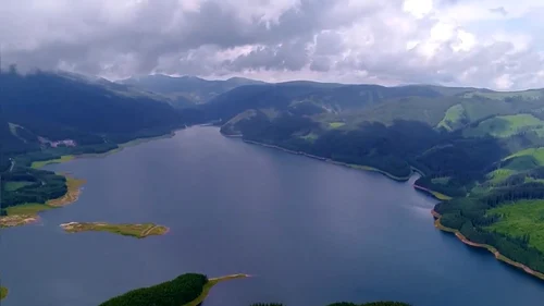 Lacul Vidra - Vâlcea - „marea albastră din Parâng” sau „marea dintre munţi” - văzut din dronă Foto Daciana Stoica