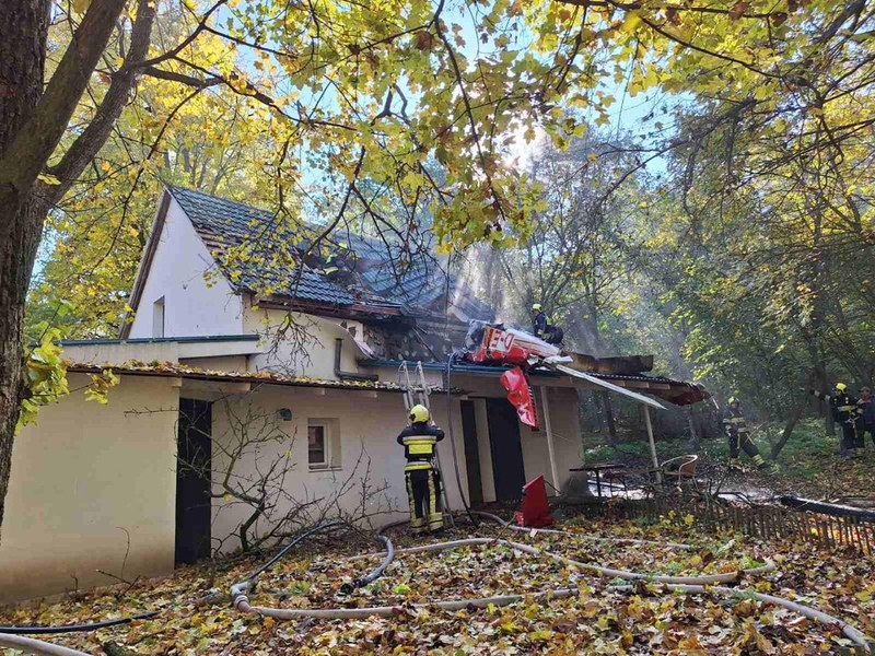 Un avion de mici dimensiuni s-a prăbușit la Vadul lui Vodă, peste acoperişul unei clădiri. Pilotul a fost descoperit carbonizat