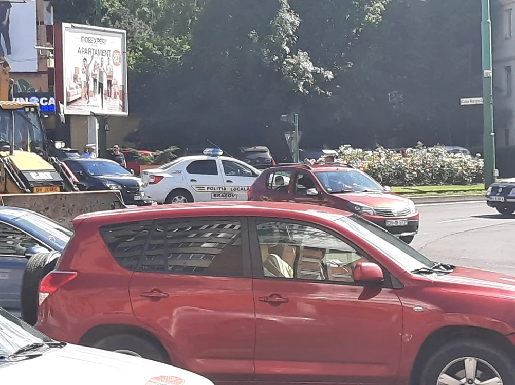 Semaforul din sensul giratoriu de la Braşov nu a mai făcut faţă şi au intervenit poliţiştii locali FOTO Ioan Buciumar