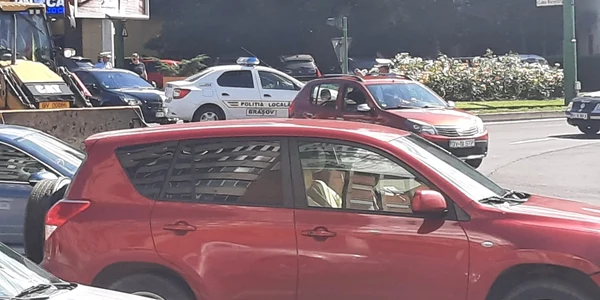 Semaforul din sensul giratoriu de la Braşov nu a mai făcut faţă şi au intervenit poliţiştii locali FOTO Ioan Buciumar