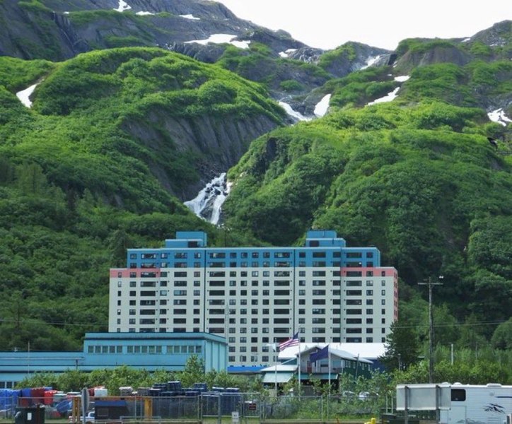 Orașul unde toți locuitorii trăiesc sub același acoperiș