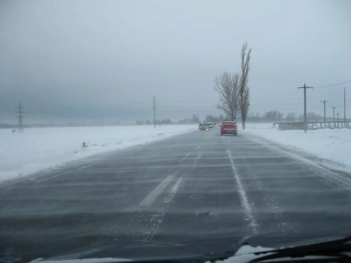 Drumurile naţionale au fost curăţate şi vehiculele pot circula