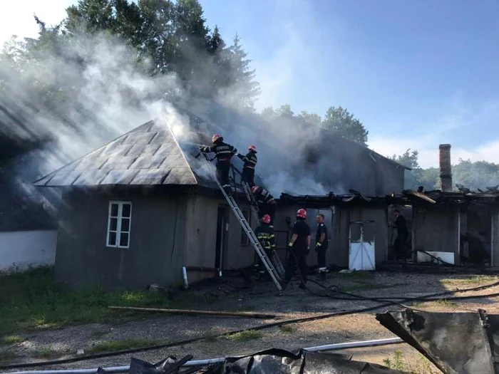 Focul a afectat o anexă  a mănăstirii de aproximativ 100 de metri pătraţi Foto: ISU Galaţi