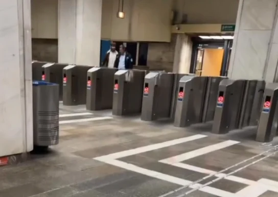 Momentul în care un agent de pază de la staţia de metrou Piaţa Unirii 2 este lovit în plină figură de un bărbat