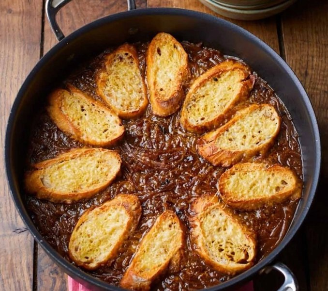 Supa franțuzească de ceapă caramelizată, cu crutoane cu brânză și muștar - rețeta lui Jamie Oliver. Este ideală în sezonul rece