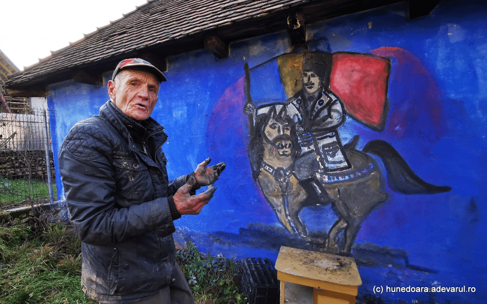 Artistul de pe calea ferată dispărută Deva - Brad. „La 75 de ani, sap șanțuri să am bani de vopsea” VIDEO