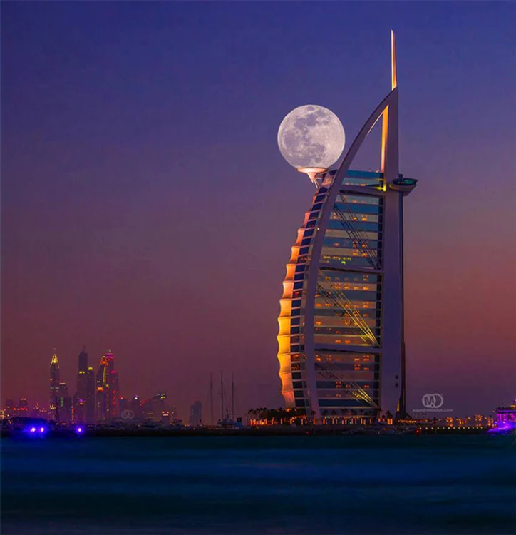 Luna pare așezată pe un suport al unei clădiri din Dubai