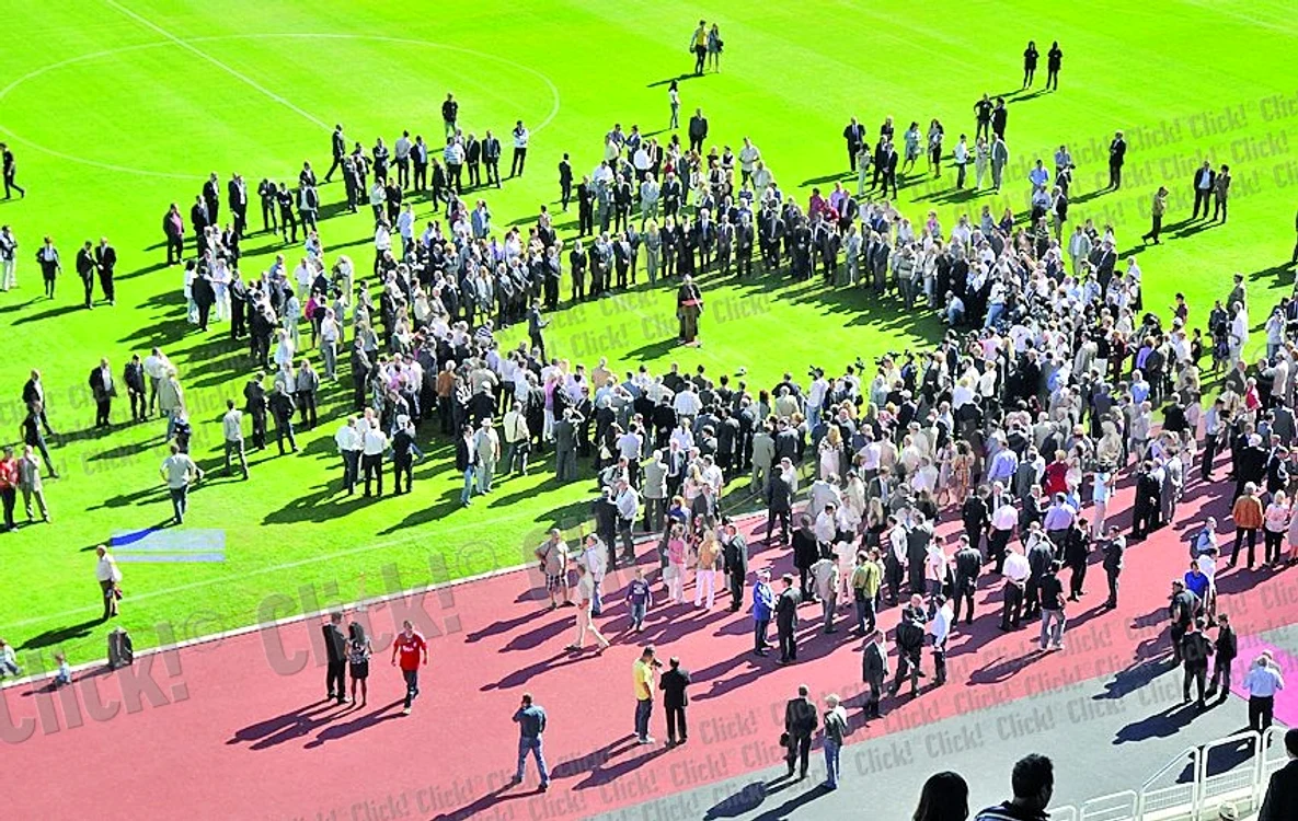 Un preot catolic  şi unul ortodox  au sfinţit arena