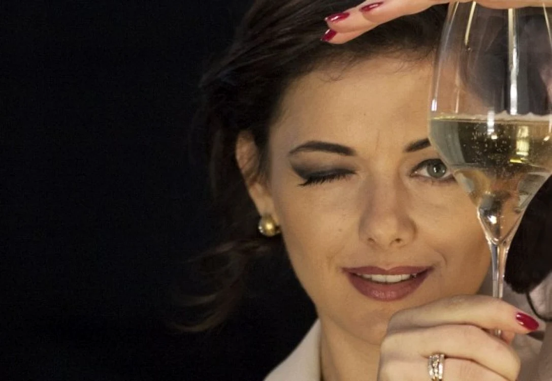 Coperta cărţii „50 vinuri româneşti întâlnesc 50 preparate culinare italiene“