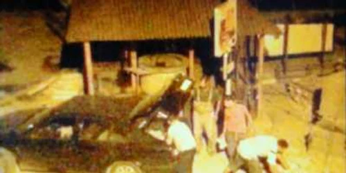 Muncitorii au încărcat pavelele fără să observe camera video din apropiere