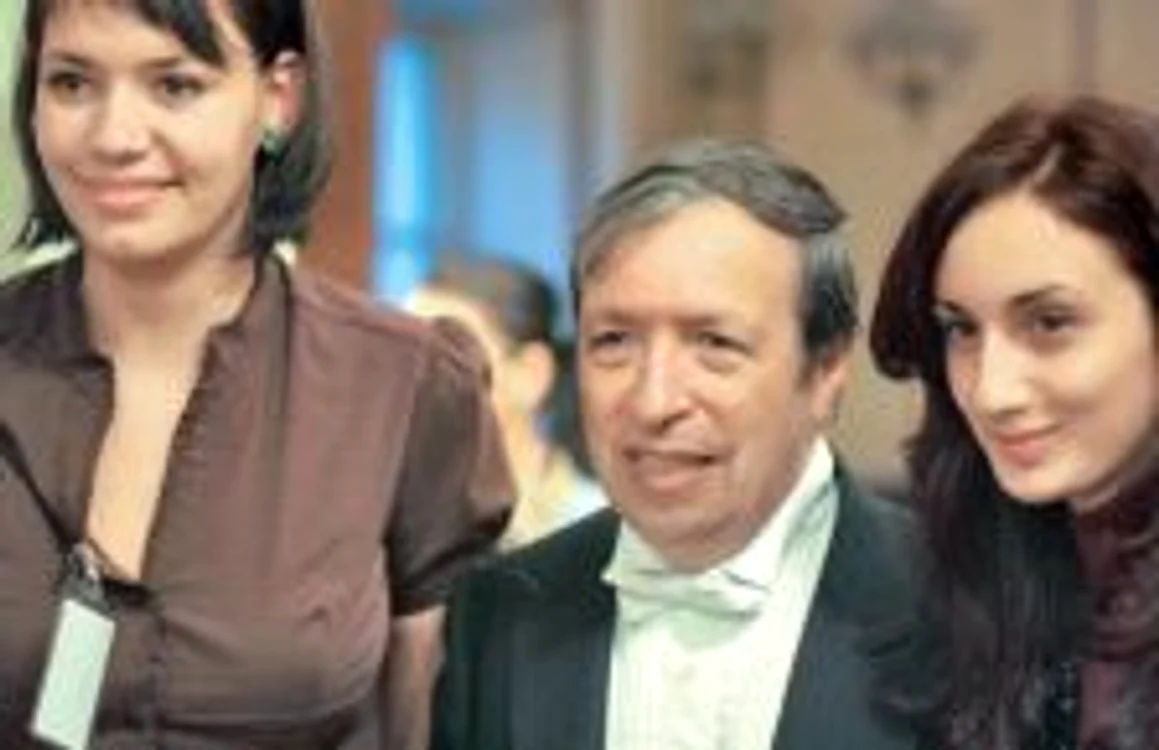 Pianistul şi dirijorul american Murray Perahia, încadrat de două dintre studentele implicate în proiect 