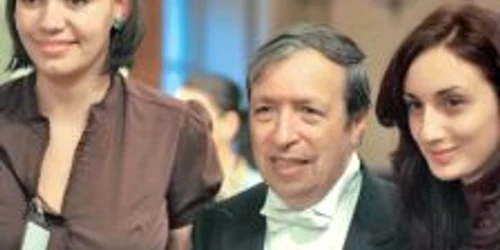 Pianistul şi dirijorul american Murray Perahia, încadrat de două dintre studentele implicate în proiect 