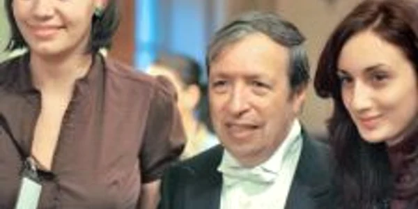 Pianistul şi dirijorul american Murray Perahia, încadrat de două dintre studentele implicate în proiect 