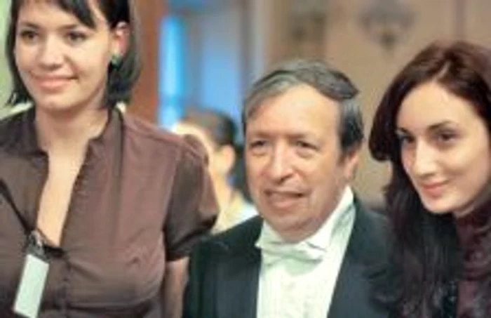 Pianistul şi dirijorul american Murray Perahia, încadrat de două dintre studentele implicate în proiect 