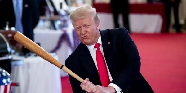 Preşedintele Donald Trump  s-a jucat cu o bâtă de baseball la târgul Spirit of America Showcase la Casa Albă FOTO EPA-EFE / Michael Reynolds