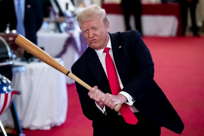 Preşedintele Donald Trump  s-a jucat cu o bâtă de baseball la târgul Spirit of America Showcase la Casa Albă FOTO EPA-EFE / Michael Reynolds