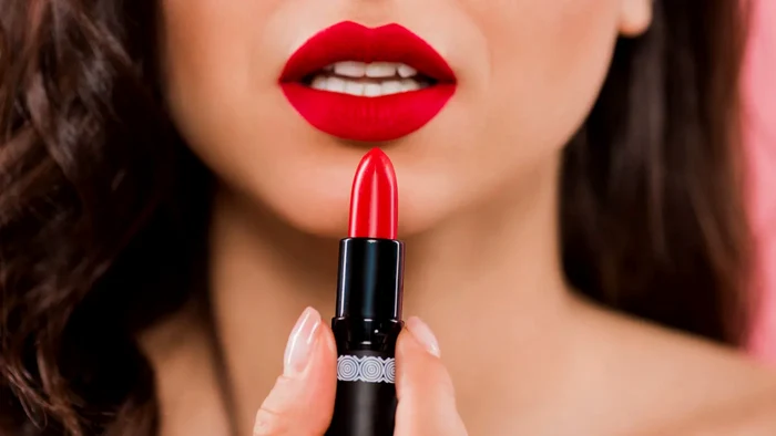 Un truc incredibil pentru un ruj de lungă durată. 