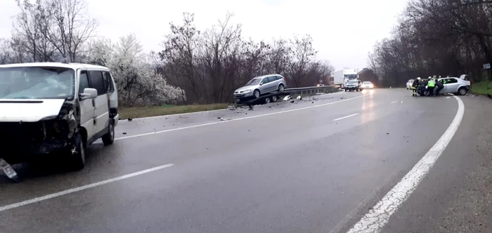 Accident pe DN7 - E81 în Vâlcea pe Dealul Negru - trei autoturisme implicate şi două victime Foto Adevărul