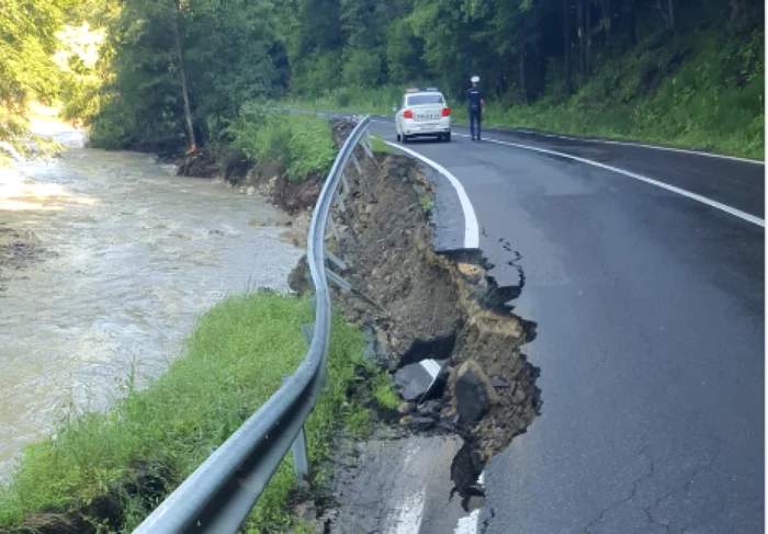 Alunecările de teren au dus la înclinarea parapetului de protecţie FOTO IJP Braşov