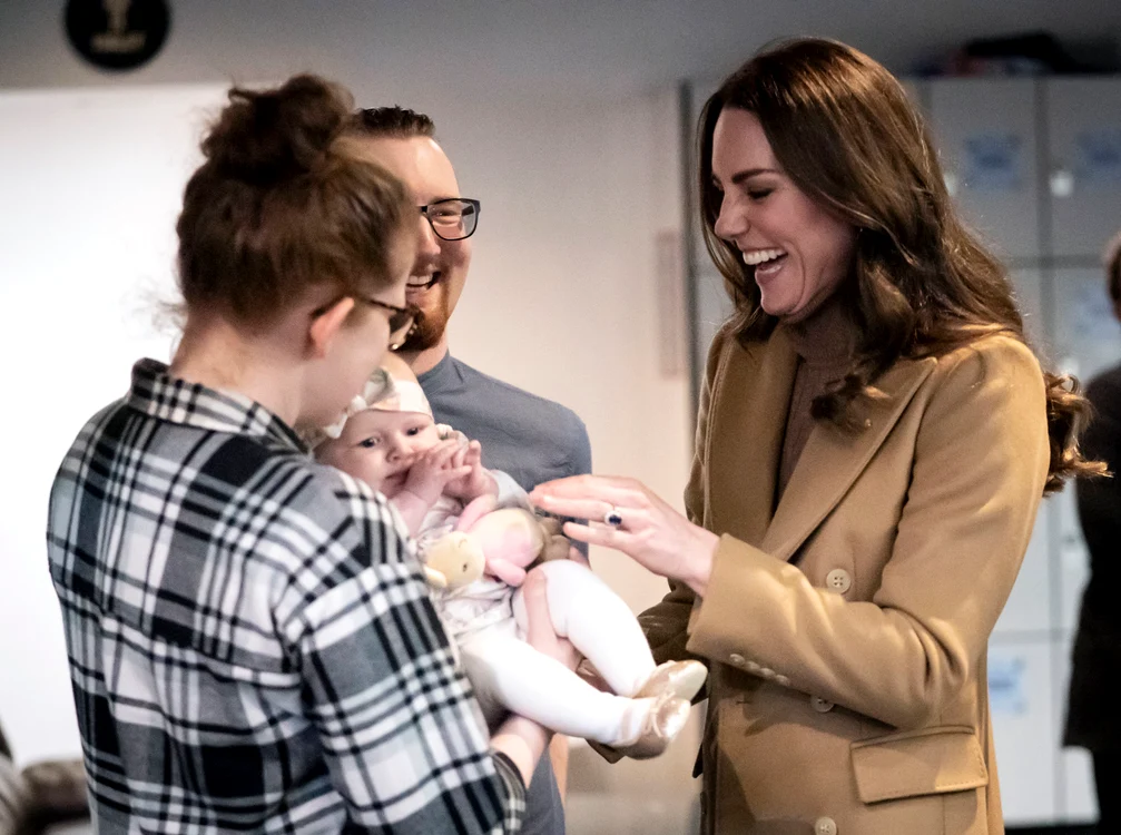 Kate Middlton s-a arătat fermecată de un bebeluș dintr-un spital din Lancashire